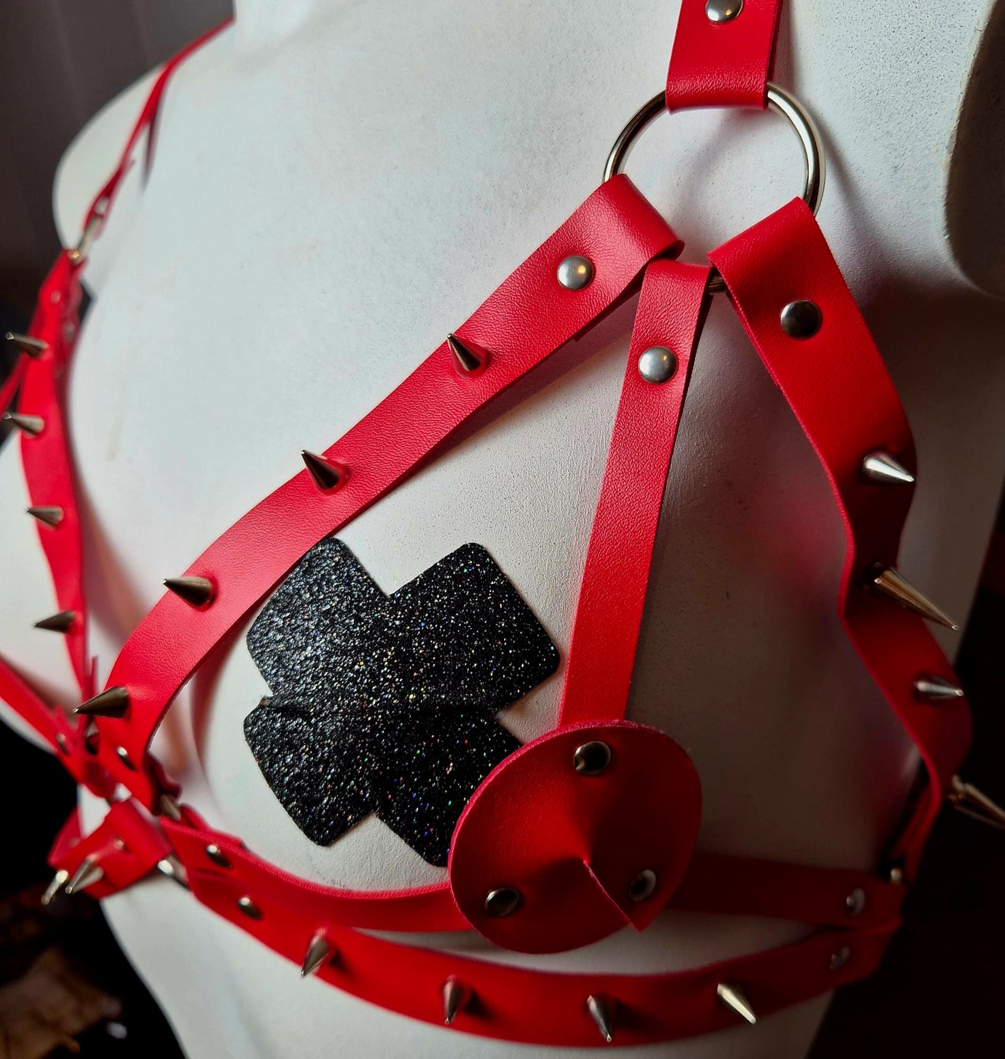 Harness rosso con copricapezzoli