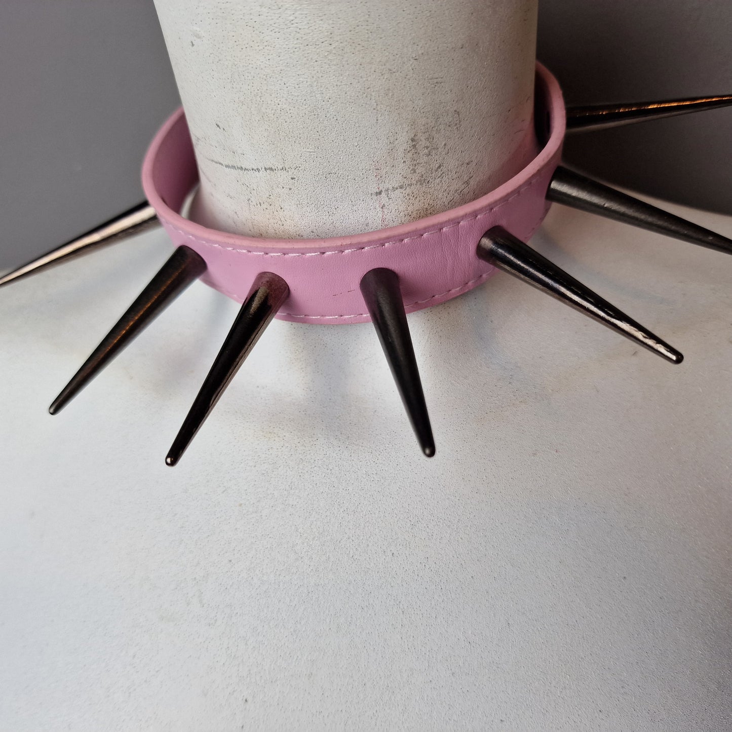 Chocker rosa XXL con borchie lunghe nere 50 cm