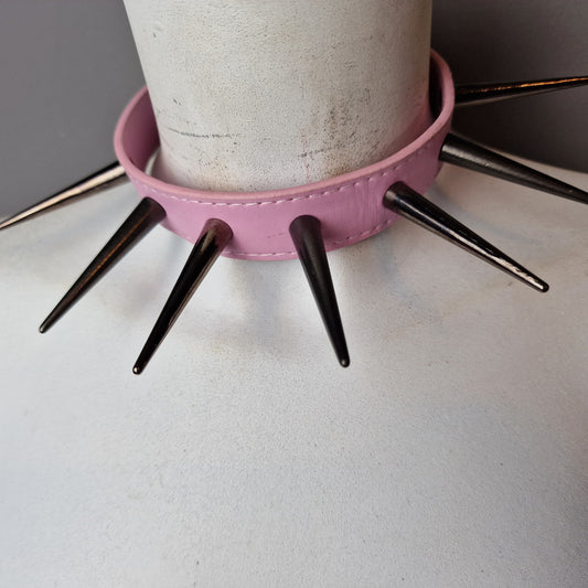 Chocker rosa XXL con borchie lunghe nere 50 cm