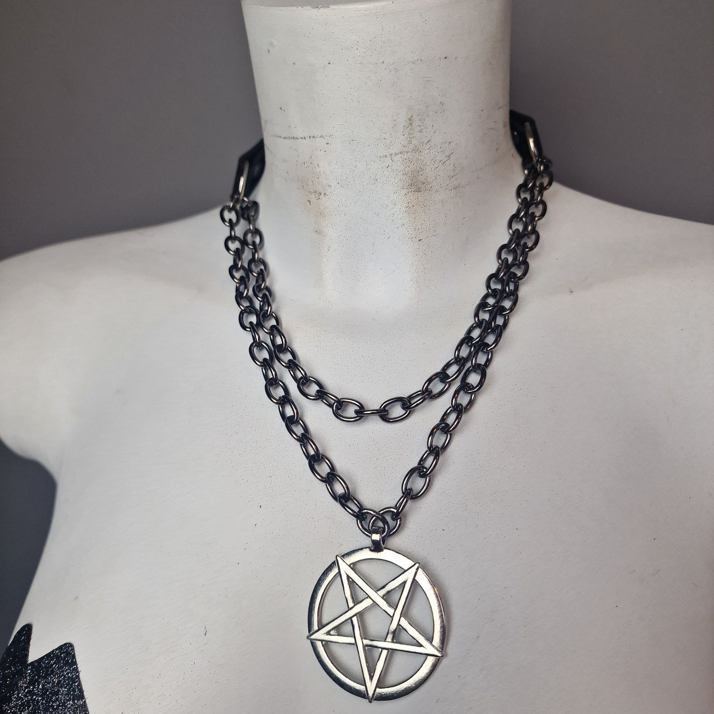 Chocker a strozzo con pentacolo