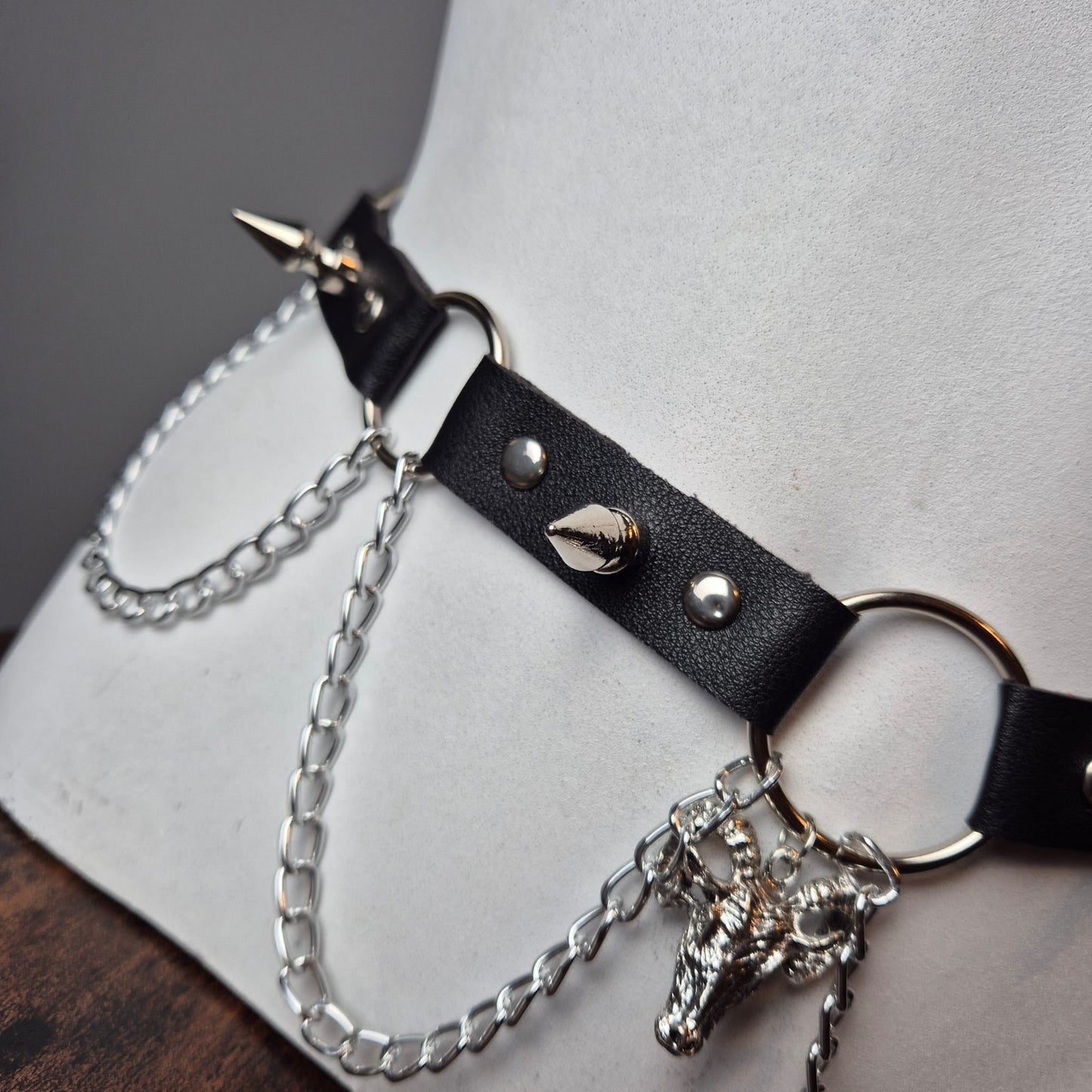 Cintura con caprone e ciondolo di ariete pendente